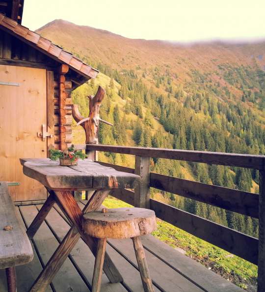 Wanderungen direkt von Berghütte in der Natur der Alpen