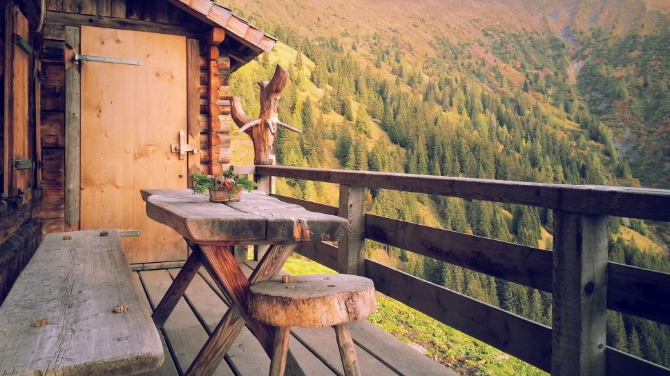 Terrasse einer Almhütte in Alleinlage