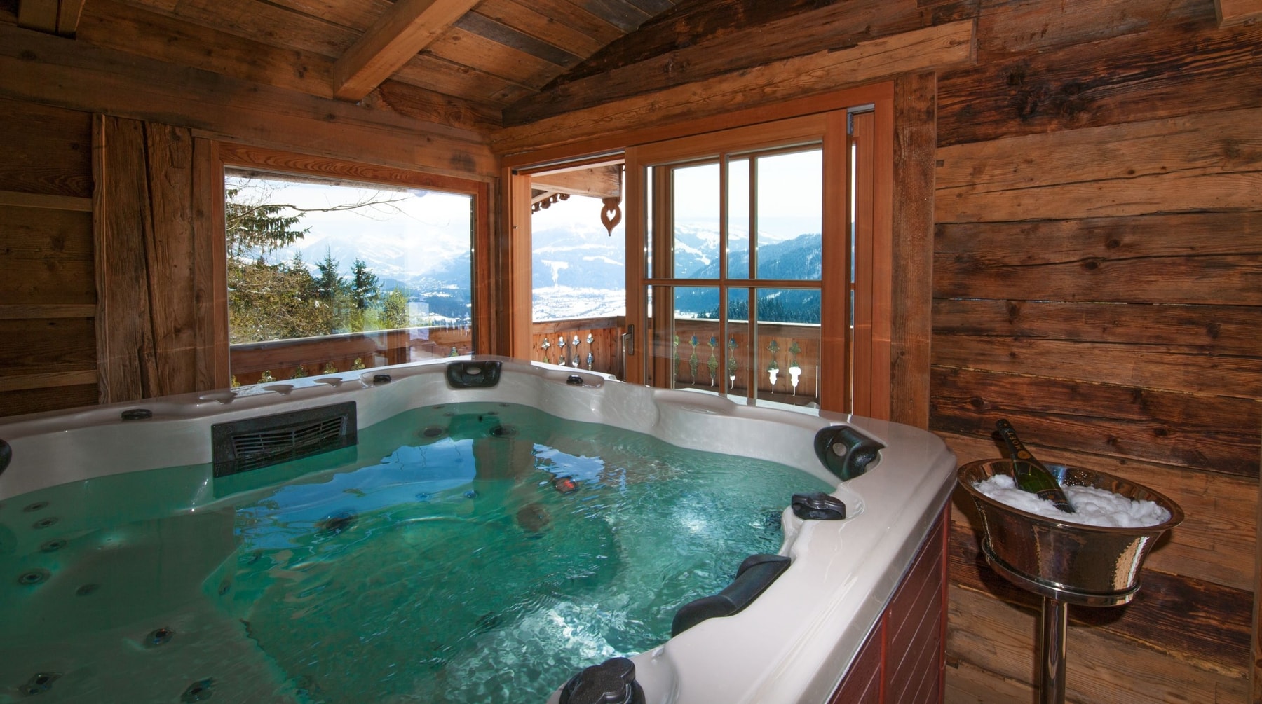 Whirlpool in einem Chalet mit Blick auf Berge